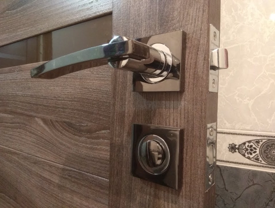 Установка дверной ручки на межкомнатную дверь. Правильная технология